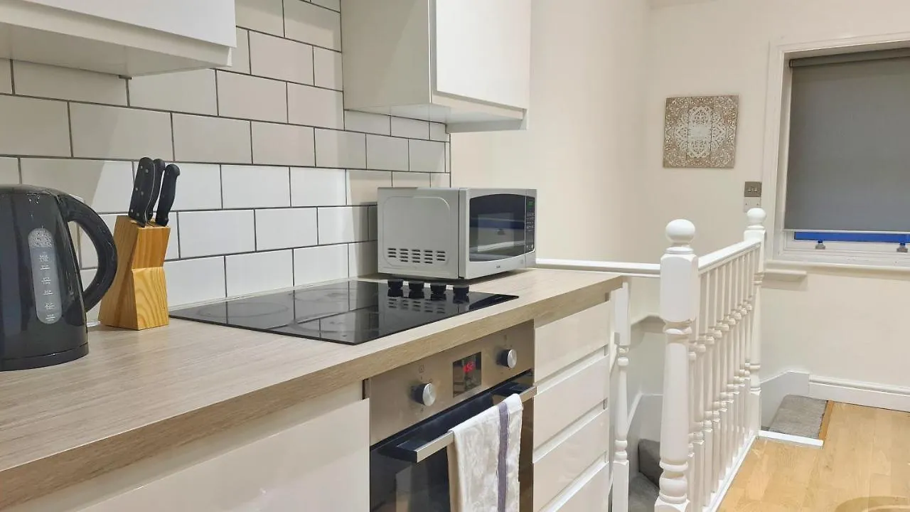 Modern & Central, Perfect Beach Getaway- 2Min Walk Brighton Holiday home