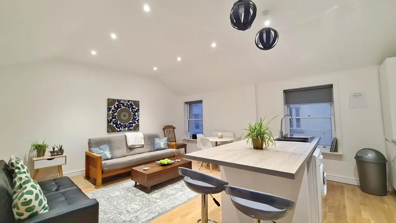 Modern & Central, Perfect Beach Getaway- 2Min Walk Brighton